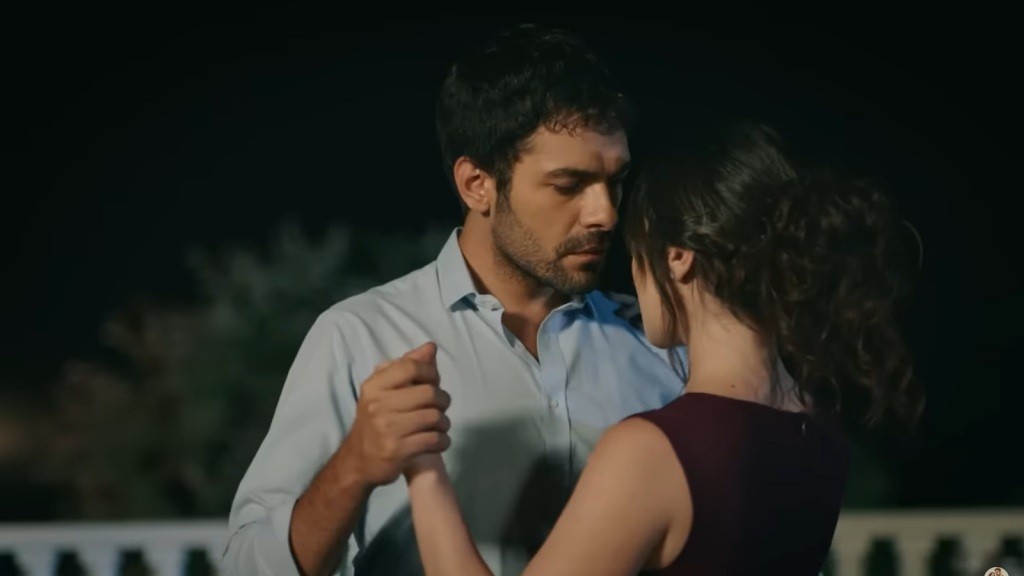 Halil i Zeynep tańczą nocą na tarasie.