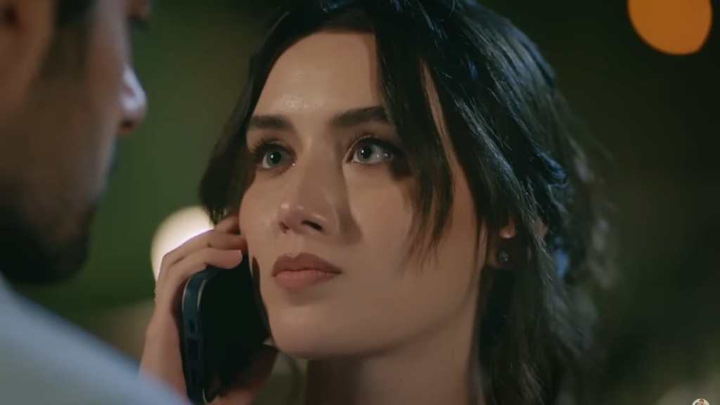 Zeynep trzyma telefon przy uchu i patrzy Halilowi prosto w oczy - ostro, wyzywająco.