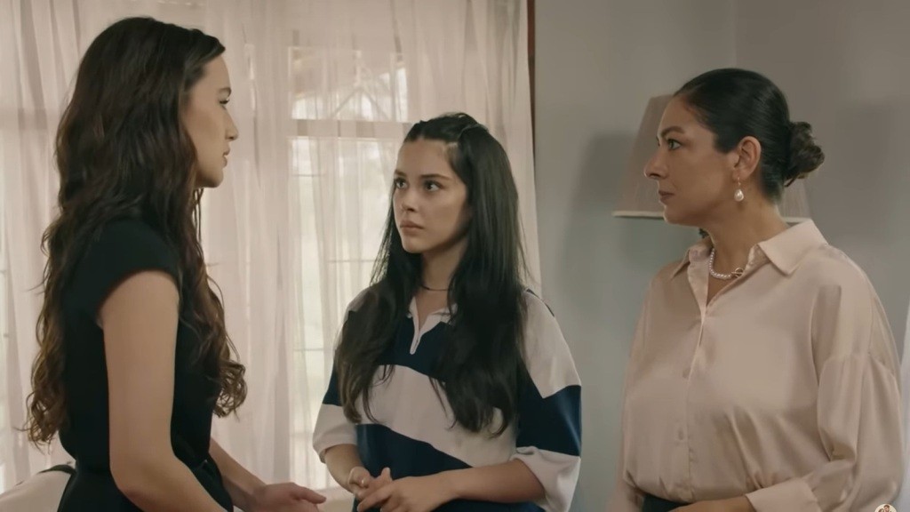 Zeynep rozmawia z Merve i mamą w oficynie.