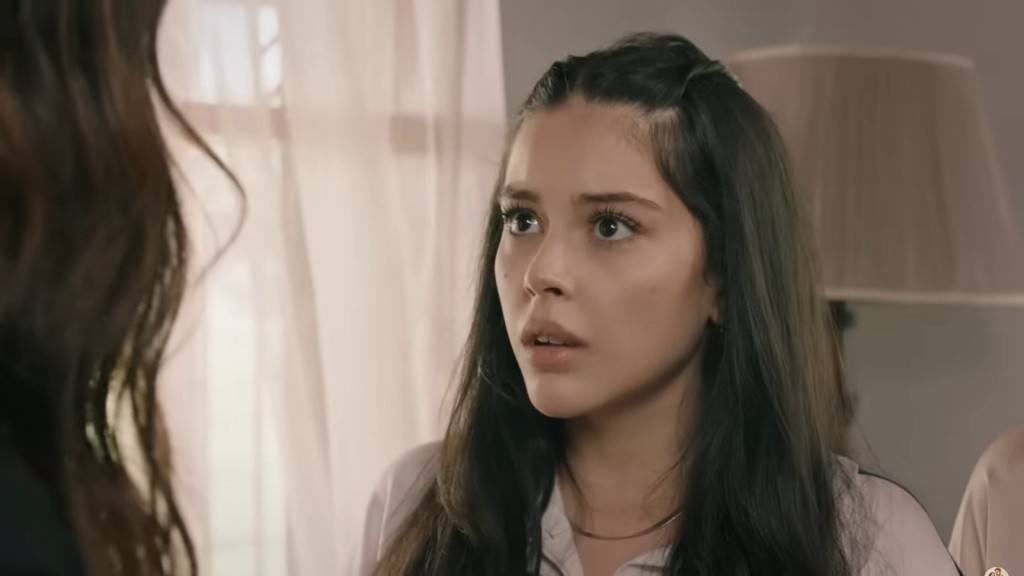 Merve patrzy z niedowierzaniem na Zeynep.
