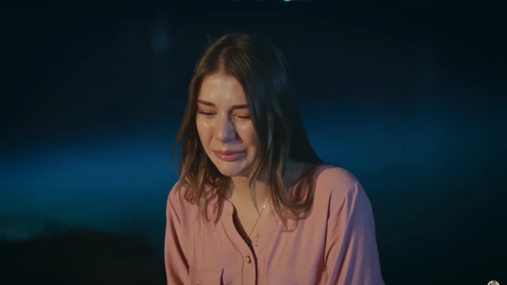 Selma wybucha płaczem.