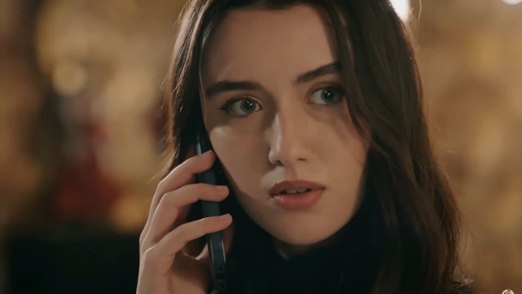 Zeynep trzyma telefon przy uchu, a jej twarz zdradza niepokój, jakby znalazła się w sidłach, z których nie ma łatwego wyjścia.
