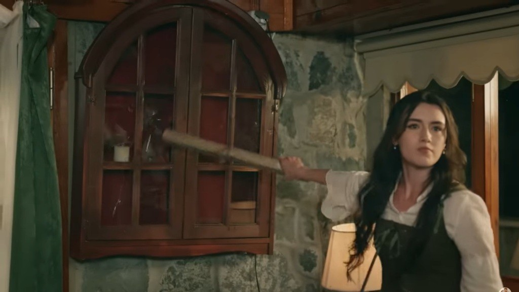 Zeynep demoluje pracownię Halila z polanem w ręku.