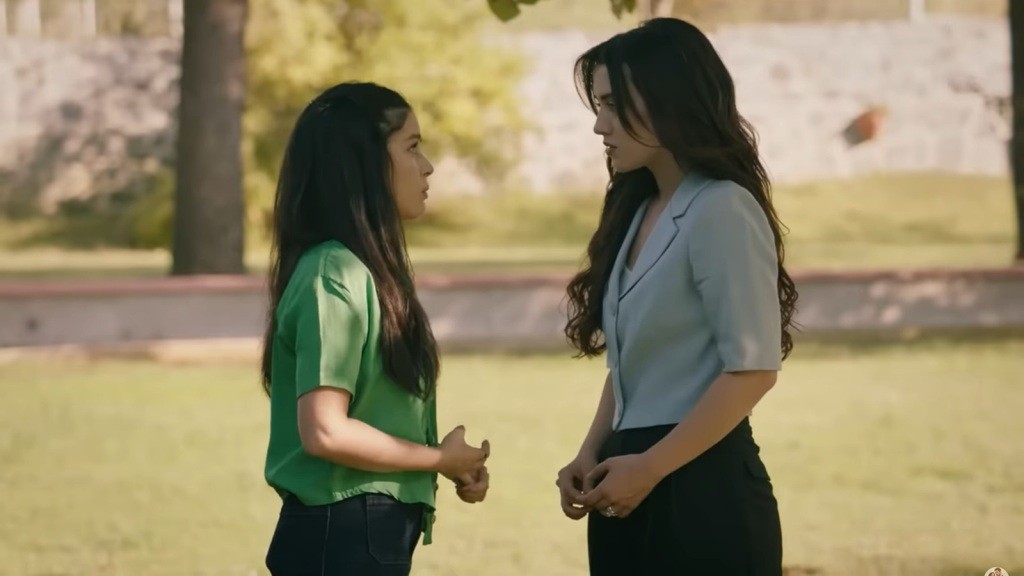 Merve rozmawia z Zeynep w ogrodzie.