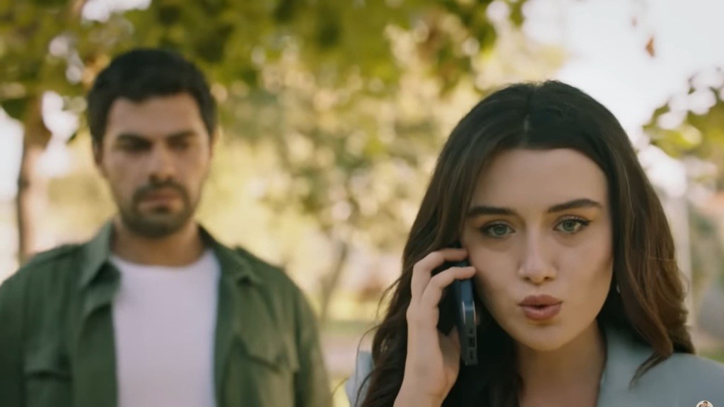 Zeynep rozmawia przez telefon, nie widząc stojącego tuż za jej plecami Halila.