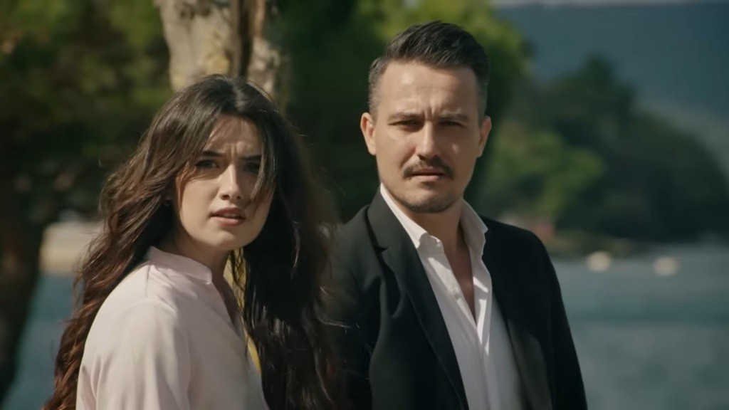 Zeynep i kupiec podczas spotkania na wybrzeżu.