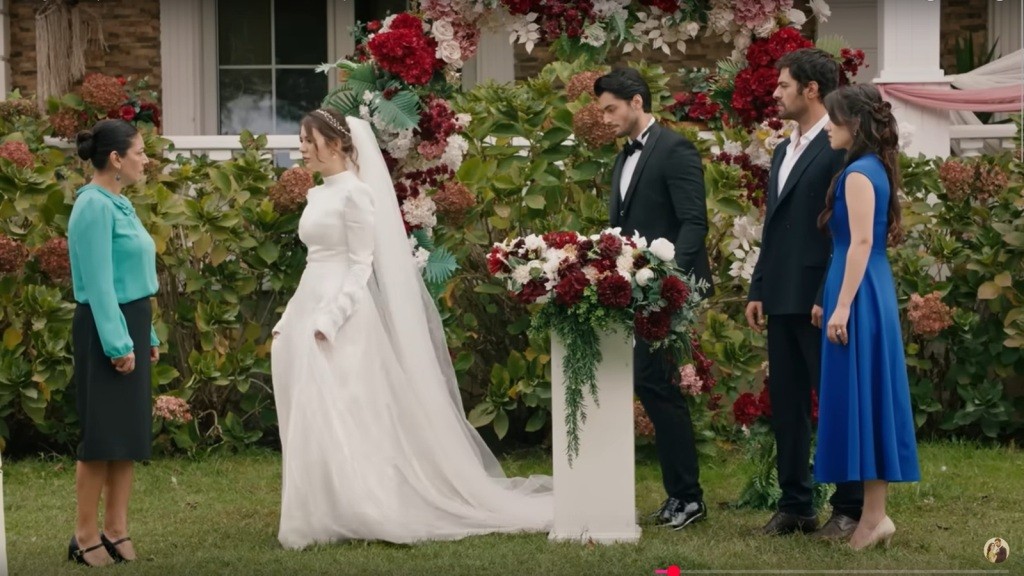 Tulay niespodziewanie pojawia się na ceremonii zaślubin, stając twarzą w twarz z Selmą.