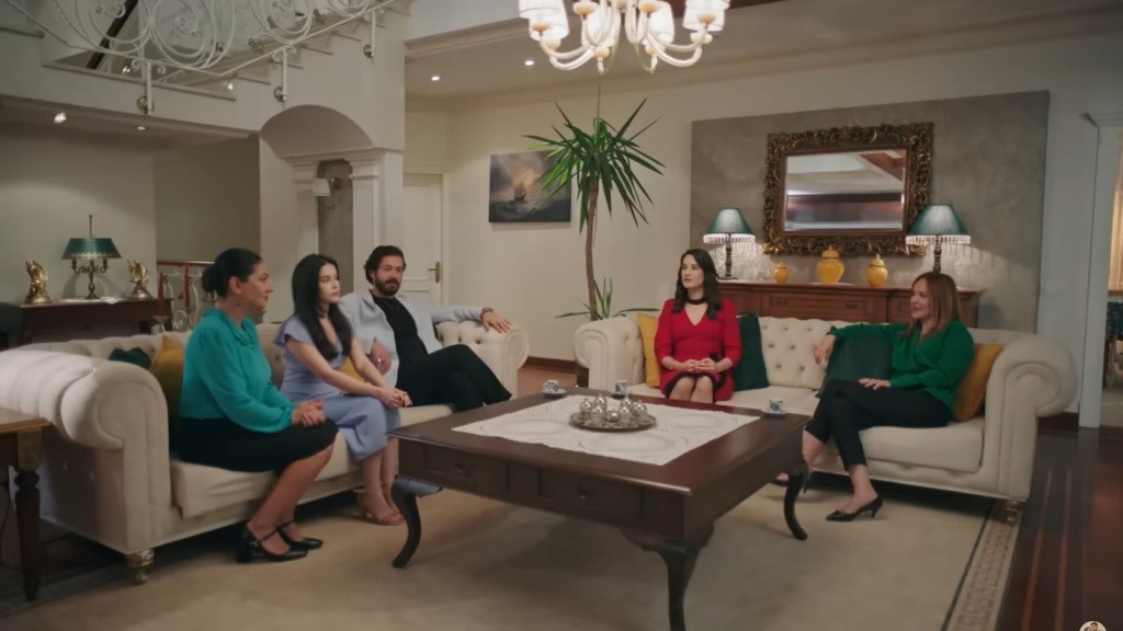 Tulay, Merve, Tekin, Gulhan i Songul spędzają wieczór na rozmowie w salonie.