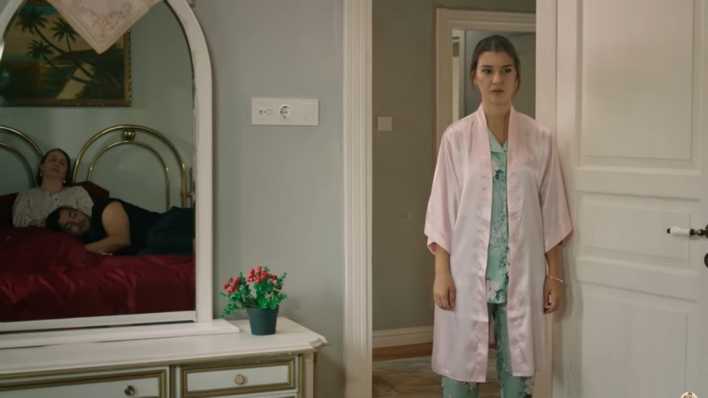Selma stoi w progu sypialni Kiymet.