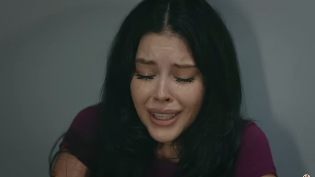 Zbliżenie na twarz zrozpaczonej Merve.