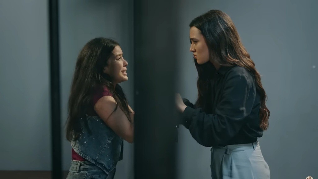Merve i Zeynep rozmawiają przez kraty.