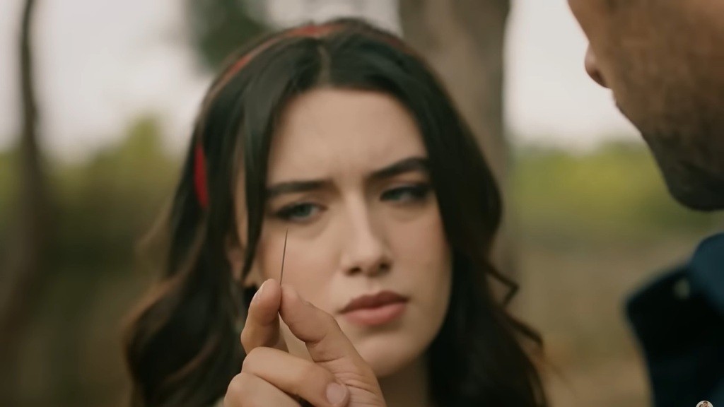 Halil pokazuje Zeynep igłę.
