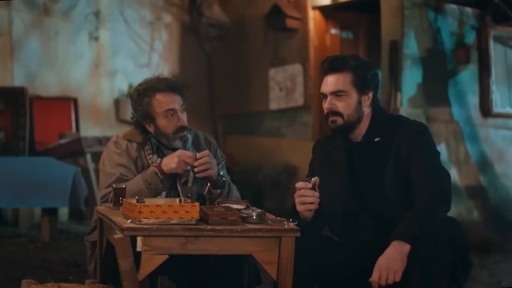 Yaman siedzi przy stoliku wraz z mistrzem Velim.