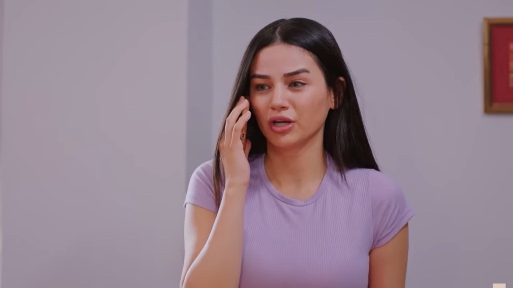 Bahar rozmawia przez telefon.