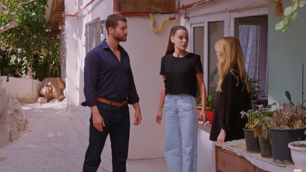 Cihan, Zeynep i Seda rozmawiają przed domem Gonul.