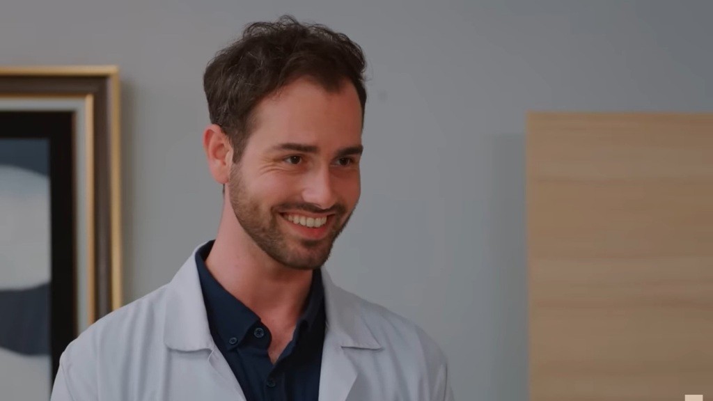 Doktor Levent uśmiecha się radośnie.