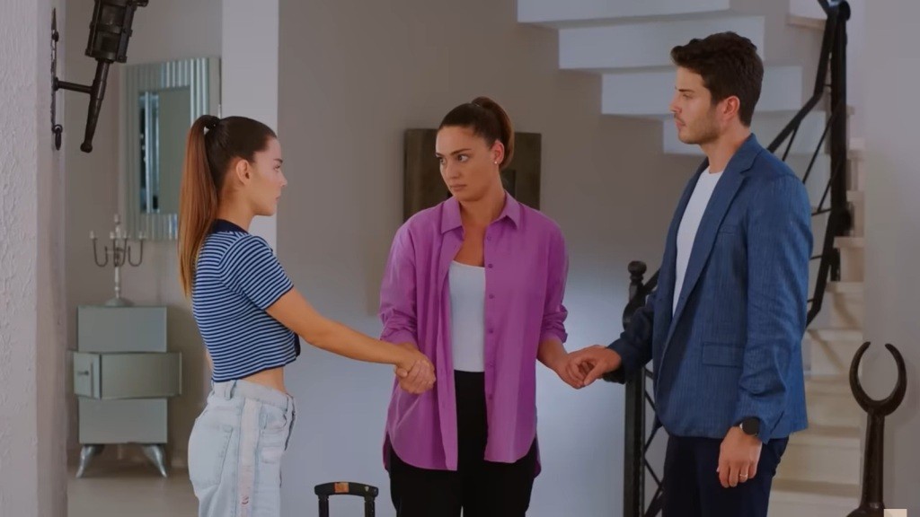 Yildiz trzyma Egego i Zeynep za ręce.