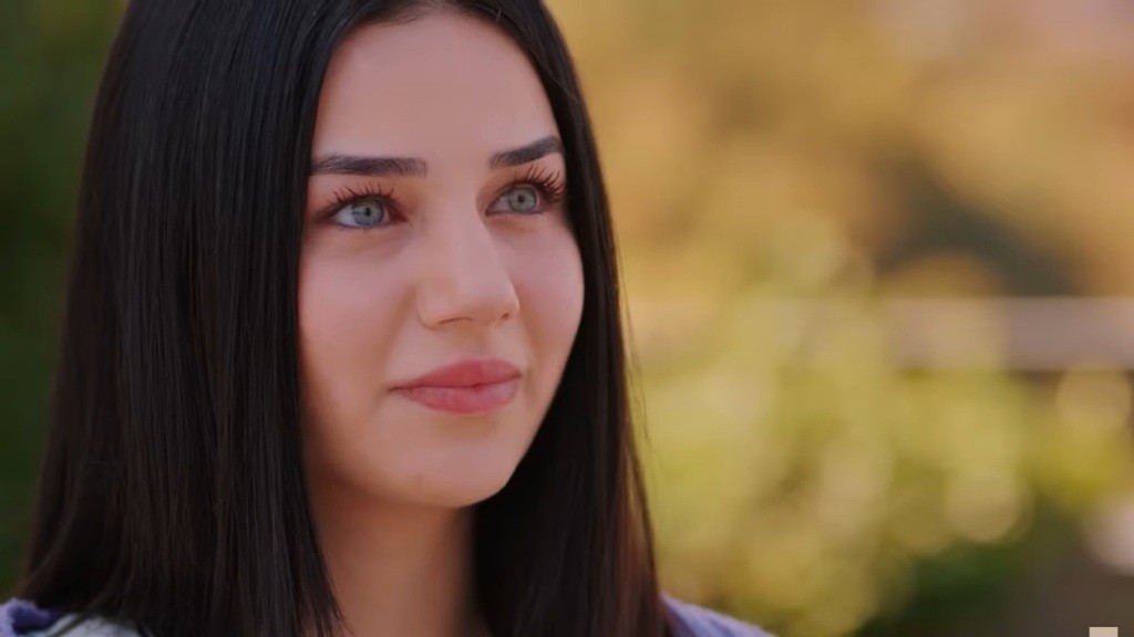 Zbliżenie na twarz Bahar, która promienieje szczęściem.