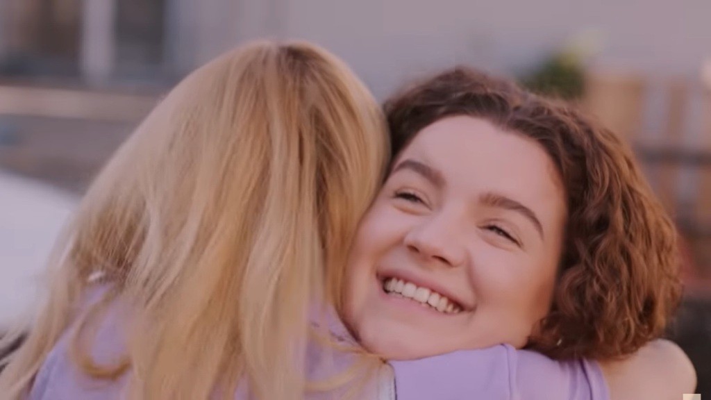 Melis przytula Sedę, uśmiechając się promiennie.