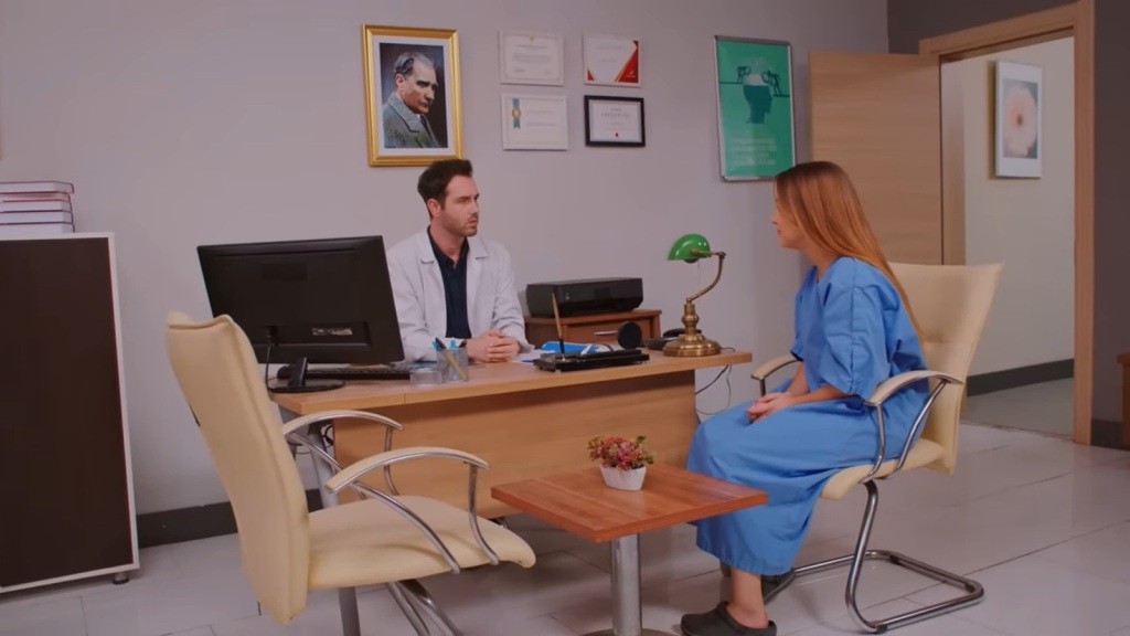 Sila siedzi przy biurku doktora Leventa.