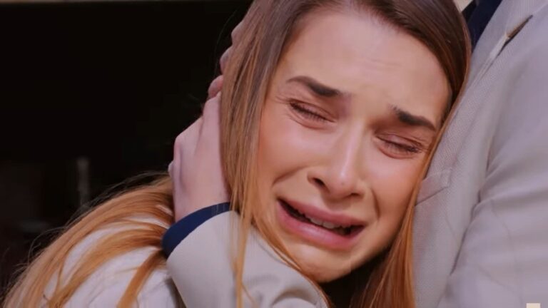 Sila szlocha rzewnie w pierś doktora Leventa.