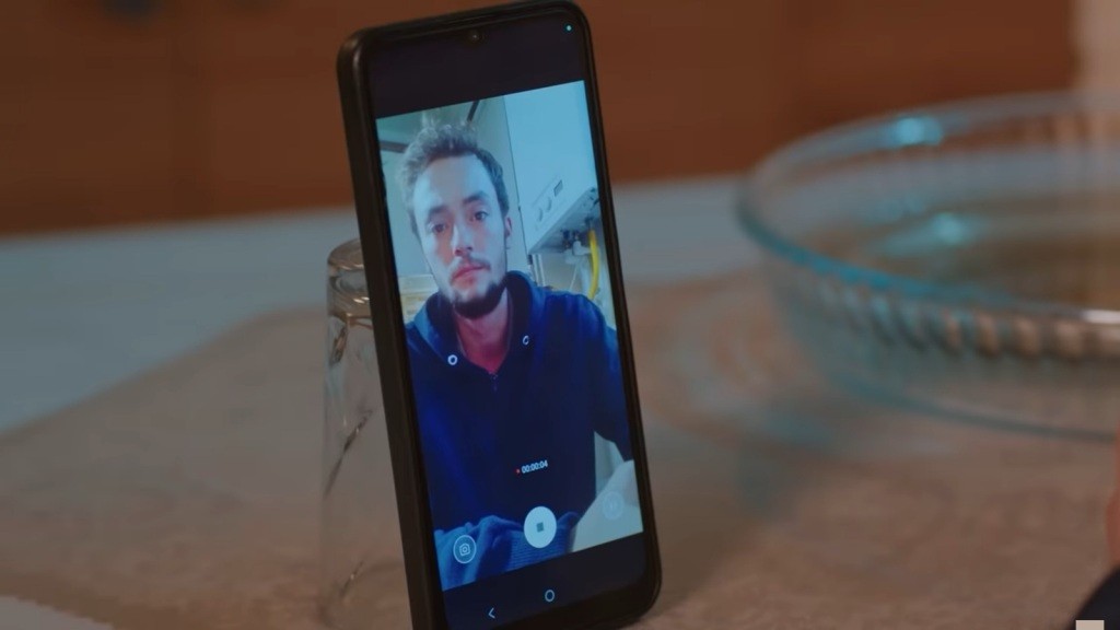 Alper nagrywa film z wyznaniem.