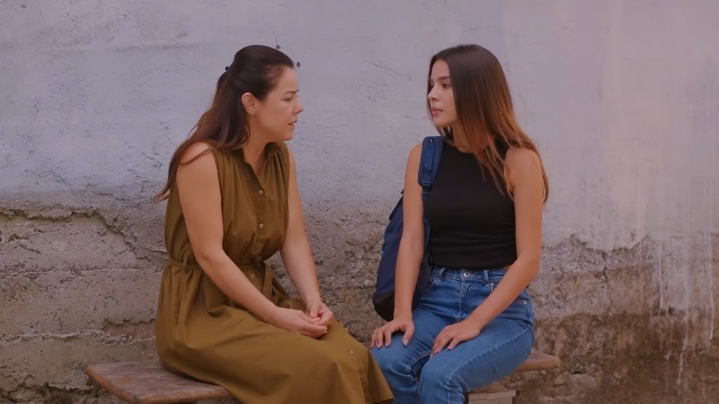 Gonul i Zeynep siedzą na ławce.