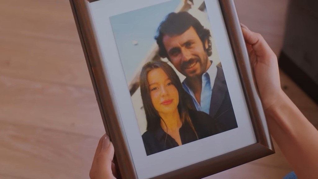 Zdjęcia Zeynep i jej ojca w ramce.