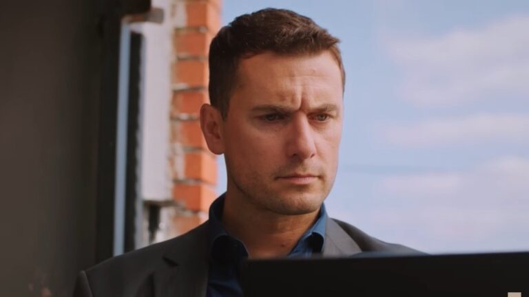 Kuzey ogląda na laptopie nagranie z wyznaniem Alpera.