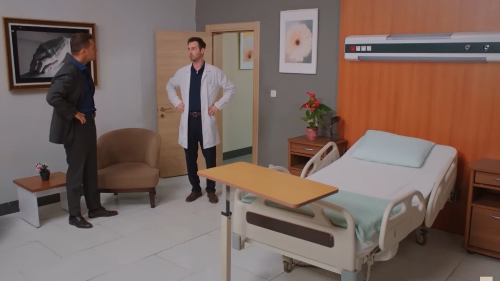Kuzey i doktor Levent w sali Sili, która teraz jest pusta.