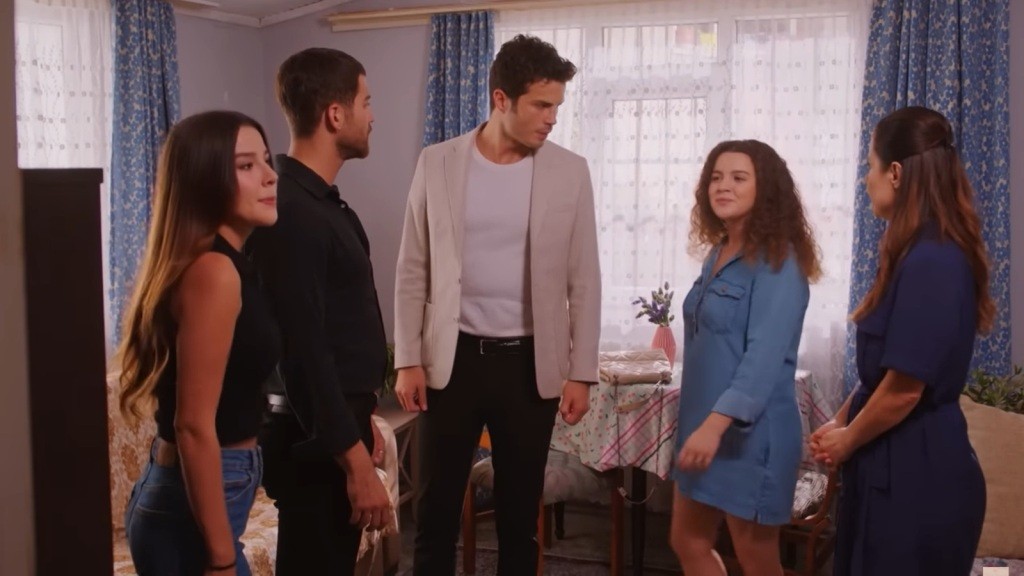 Zeynep, Cihan, Ege i Melis w domu Gonul.
