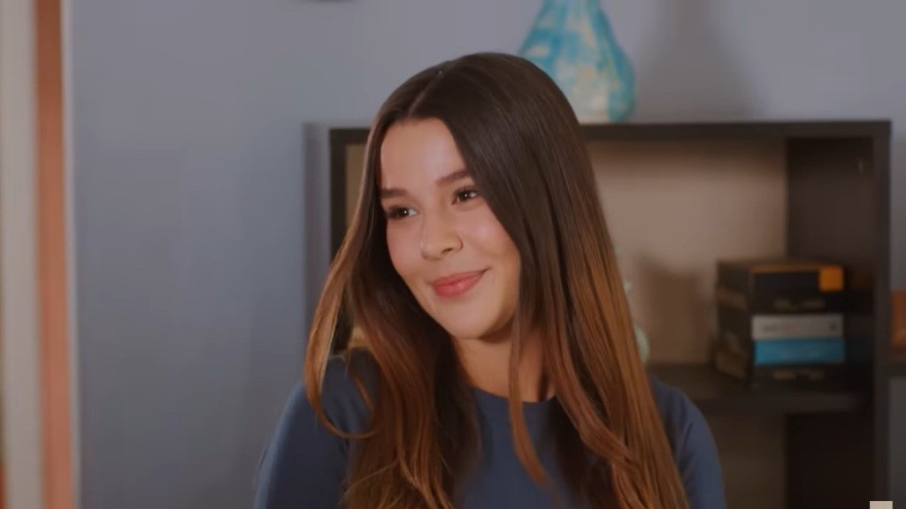 Zeynep uśmiecha się promiennie, szczęśliwa z powodu niespodzianki urodzinowej.