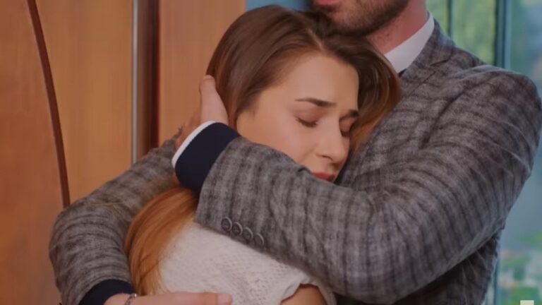 Sila przytula twarz do piersi doktora Leventa On obejmuje ją swoimi ramionami.