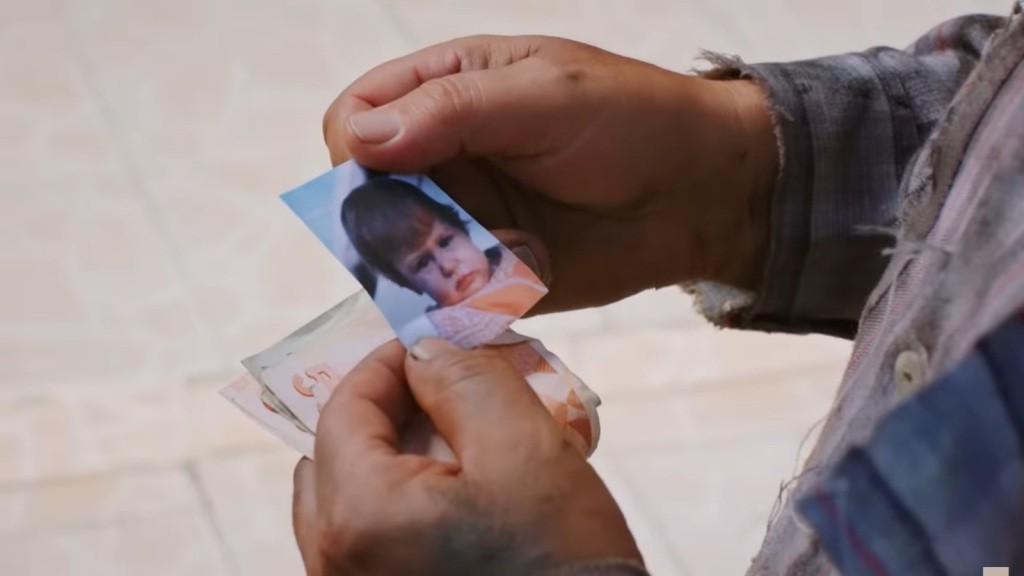 Zdjęcie maleńkiej Zeynep w rękach bezdomnego.