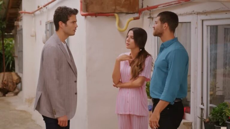 Ege, Zeynep i Cihan przed domem Gonul.