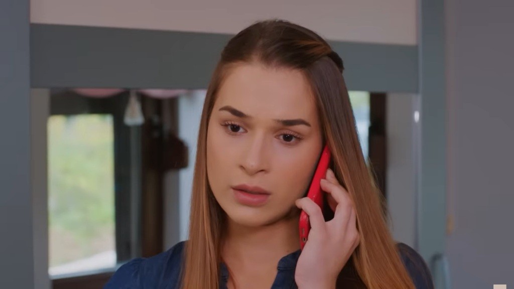 Sila rozmawia przez telefon.