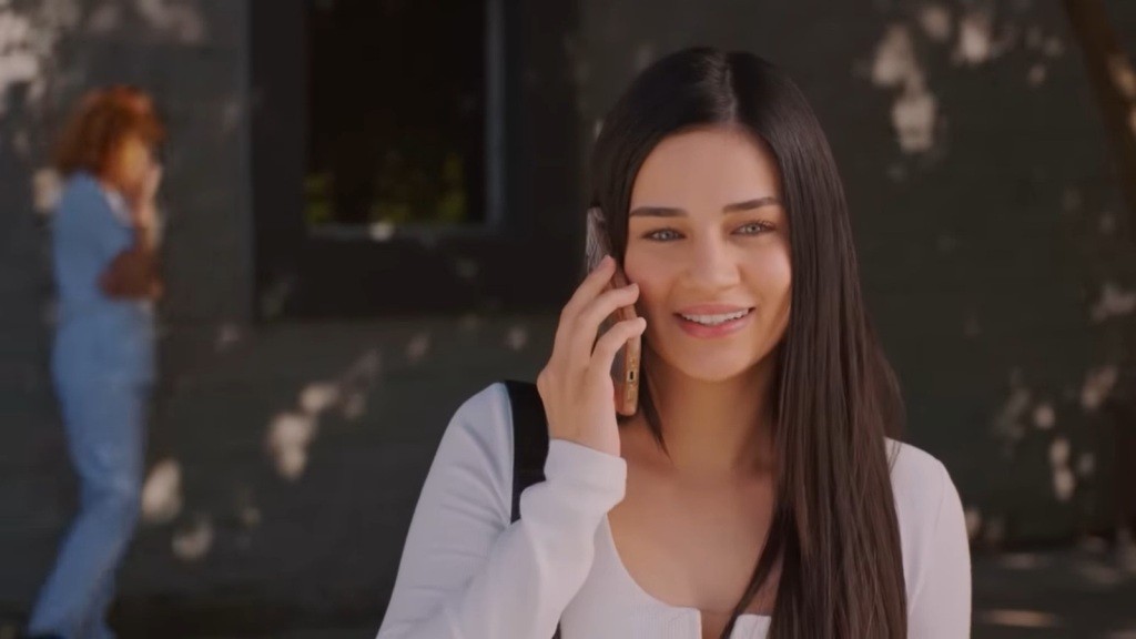 Bahar rozmawia przez telefon. Jest bardzo szczęśliwa.