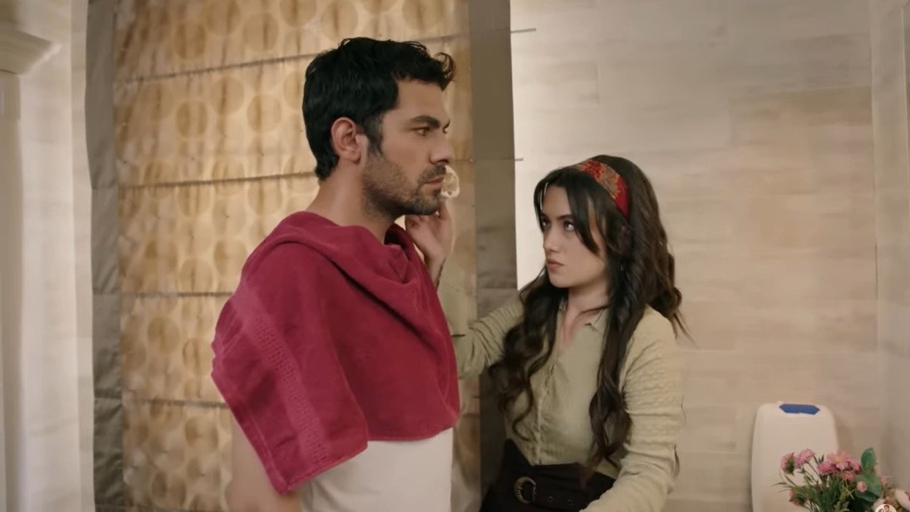 Halil i Zeynep w łazience.