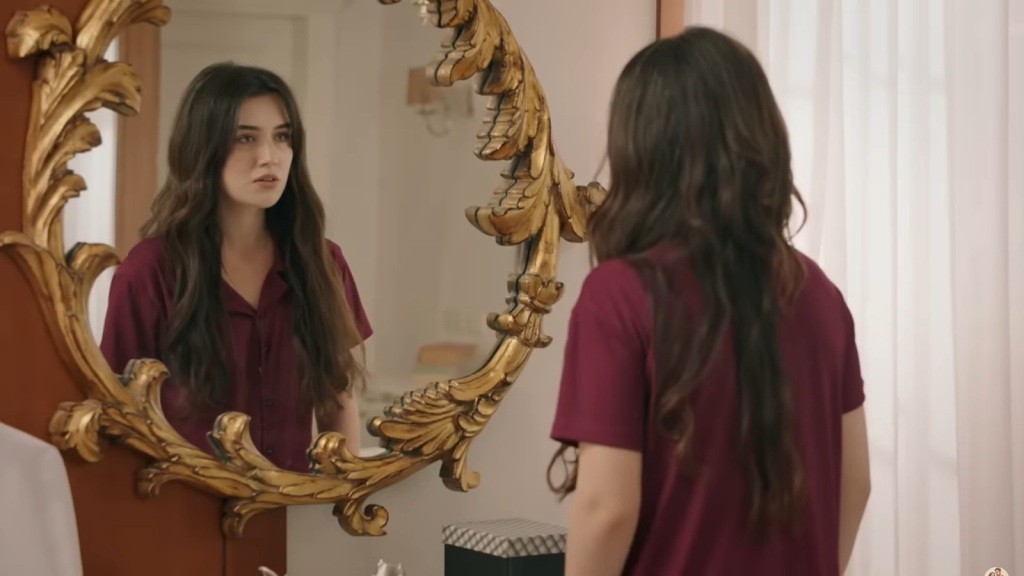 Zeynep patrzy w swoje odbicie w lustrze.