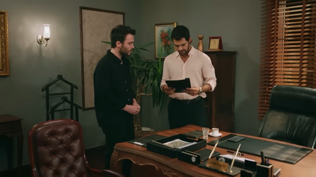 Scena w gabinecie. Halil trzyma w rękach teczkę z dokumentami. Obok stoi Hakan.