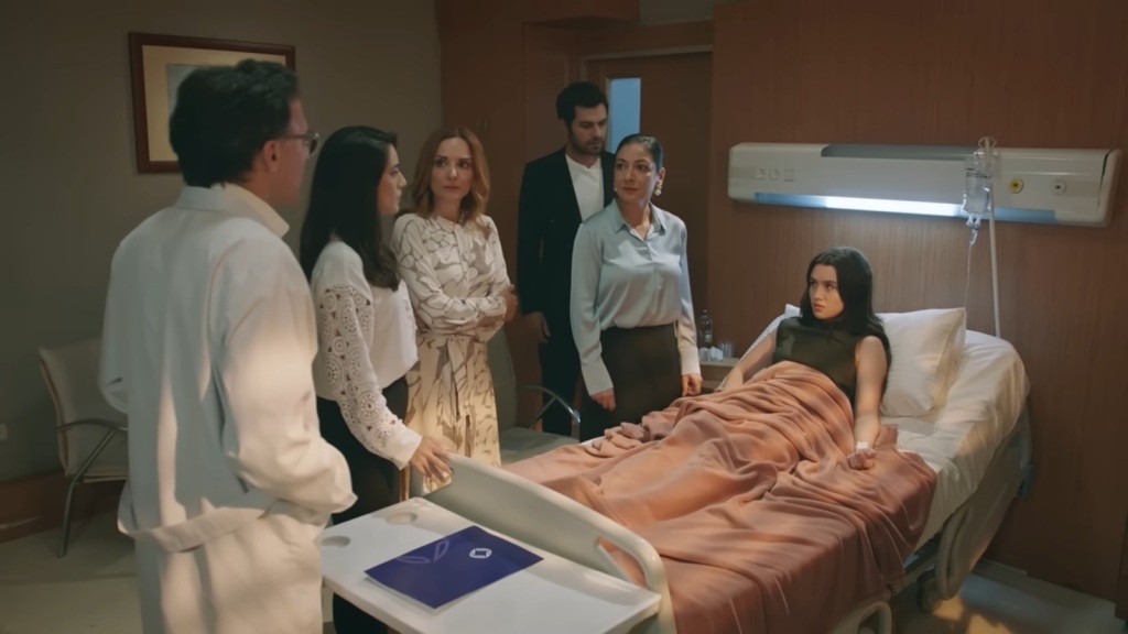 Lekarz oraz bliscy Zeynep są w jej sali.