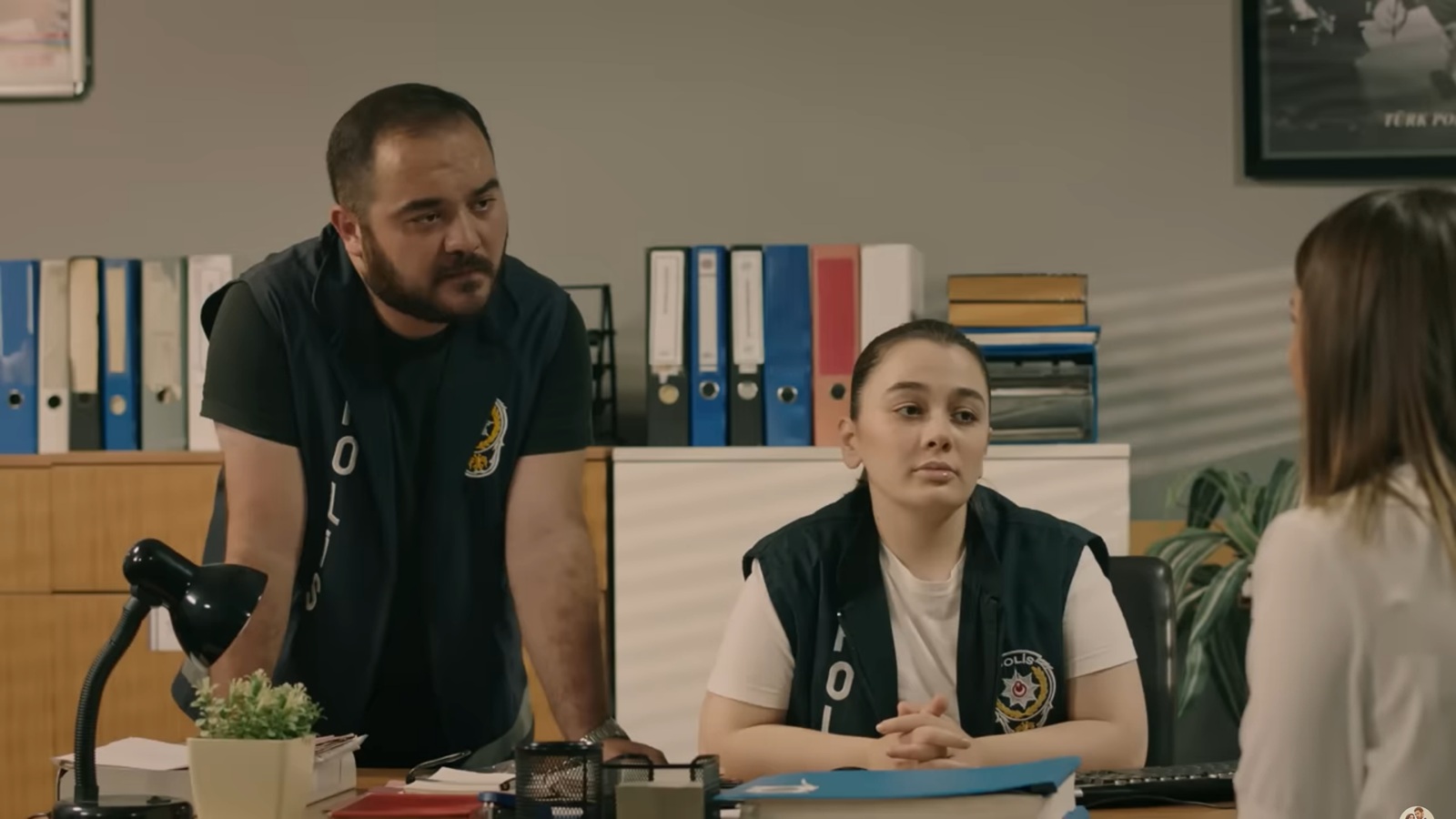 Policjant i policjantka przesłuchują Selmę.