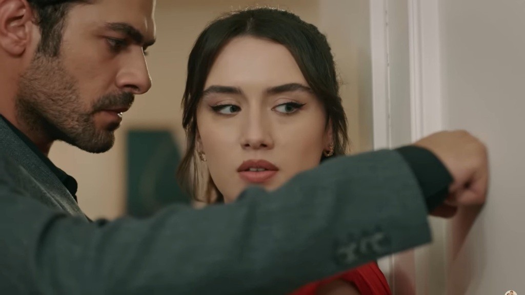 Halil uderza pięścią w drzwi obok Zeynep.