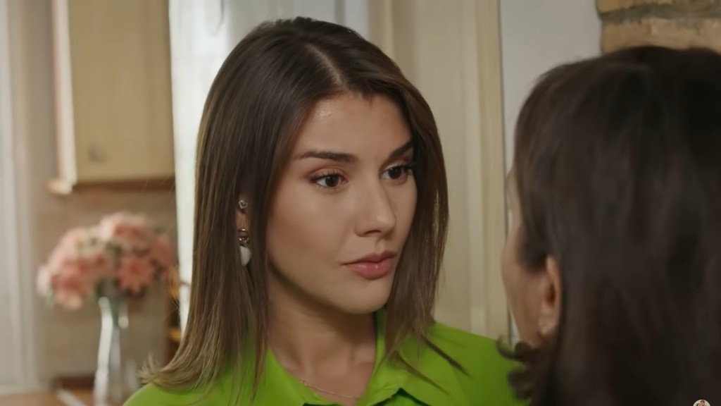 Selma odważnie patrzy teściowej prosto w oczy.