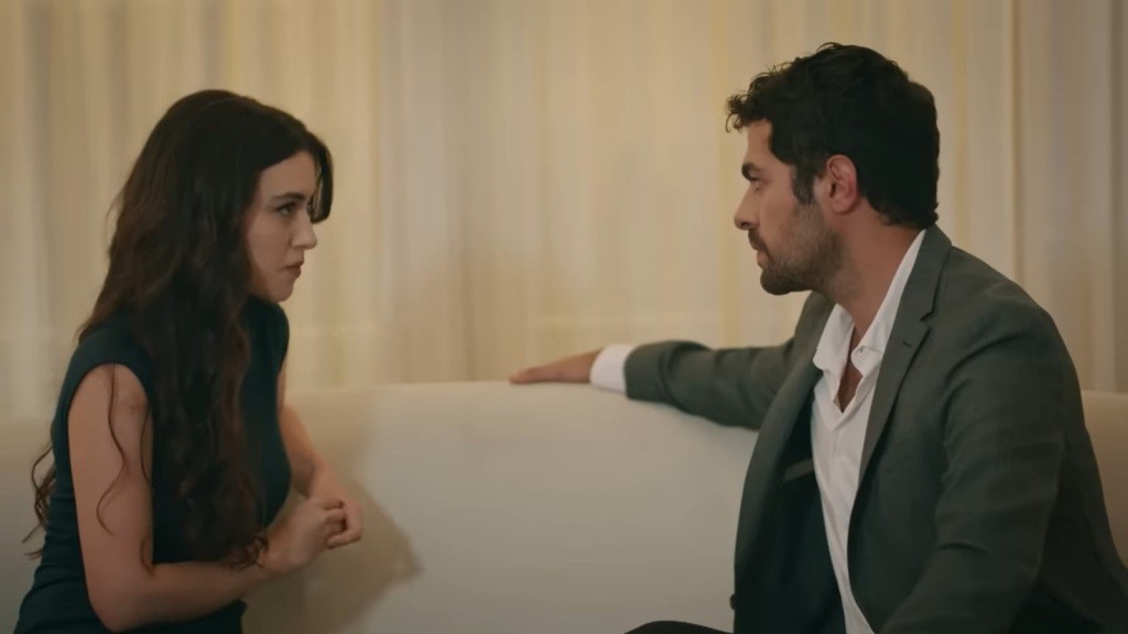 Zeynep i Halil patrzą sobie w oczy podczas gry w mankalę.