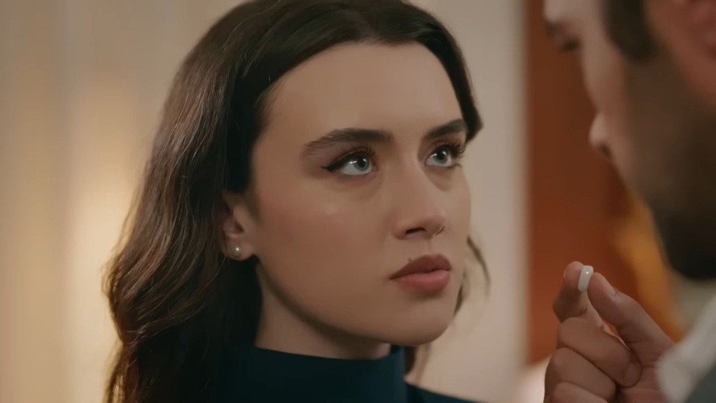 Halil demaskuje oszustwo Zeynep, znajdując ukryty przez nią kamień.