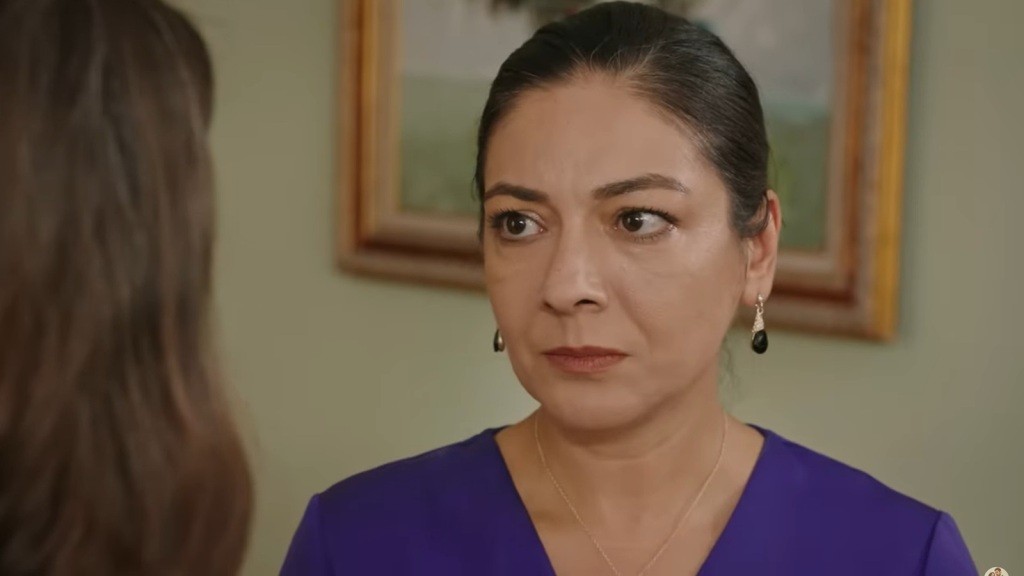 Tulay rzuca niepewne spojrzenie w stronę Zeynep, a jej oczy zdradzają wahanie i lęk.