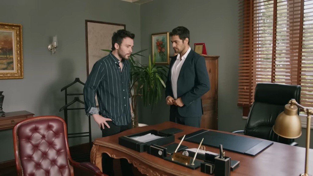 Hakan i Halil w gabinecie.