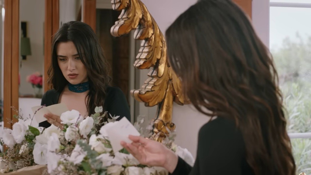 Zeynep znajduje w bukiecie białych róż karteczkę.