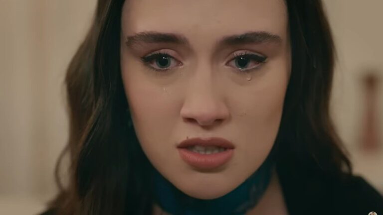Zeynep jest wstrząśnięta, a łzy spływają po jej powiekach.